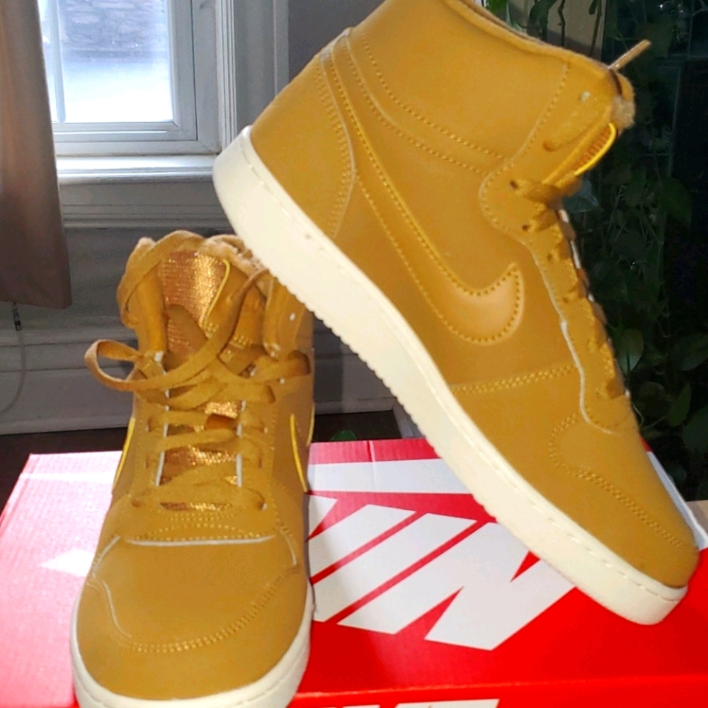 Wmns Nike Eberon Mid SE